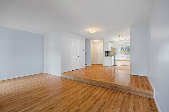 Building Photo - Charming 2 Bedroom/1 Bath Townhome in Henr...