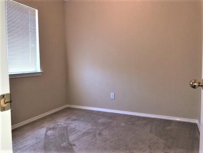 Building Photo - 3052 Tierra Humeda Dr