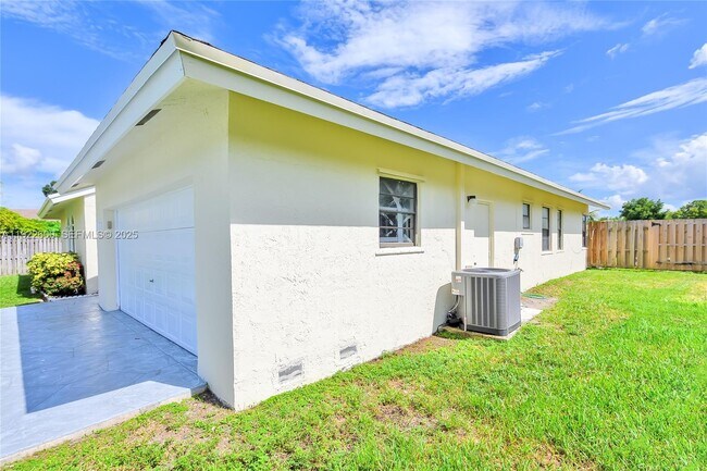 Building Photo - 3104 NW 109th Ave