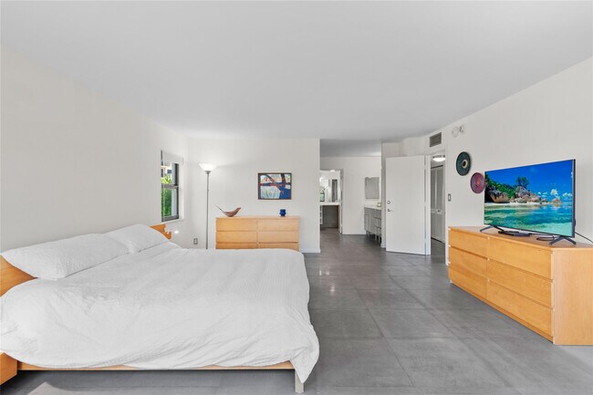 Building Photo - 4900 N Ocean Blvd