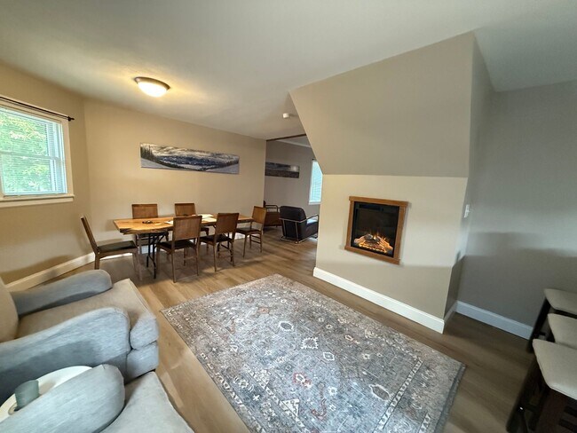 Building Photo - Available Newly Renovated 2 Bedroom and 1....