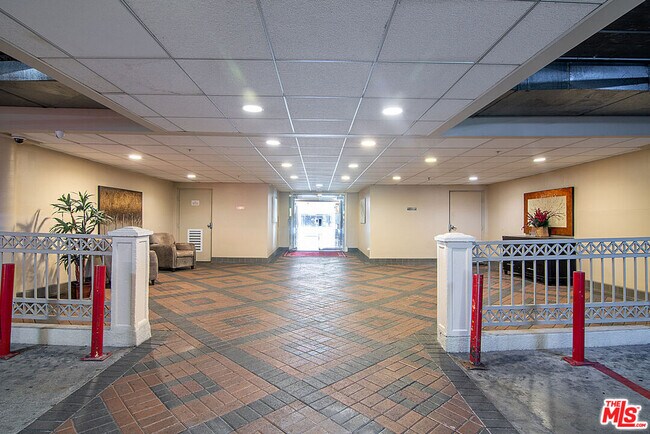Building Photo - 620 S Gramercy Pl