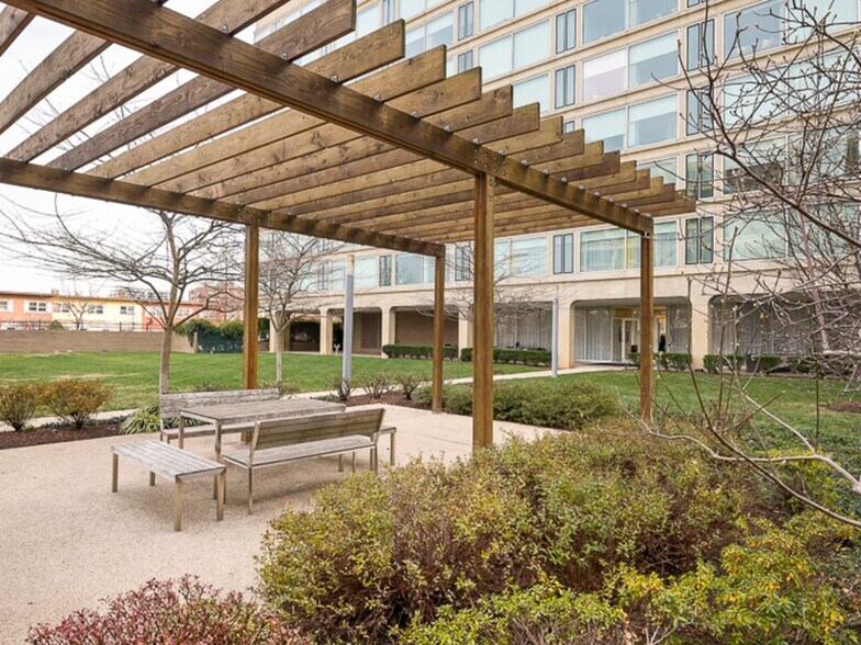 Building yard with picnic tables and grills - 1101 3rd St SW