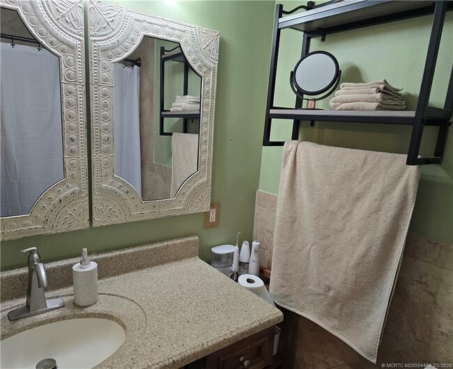 Building Photo - 1365 SW Gastador Ave