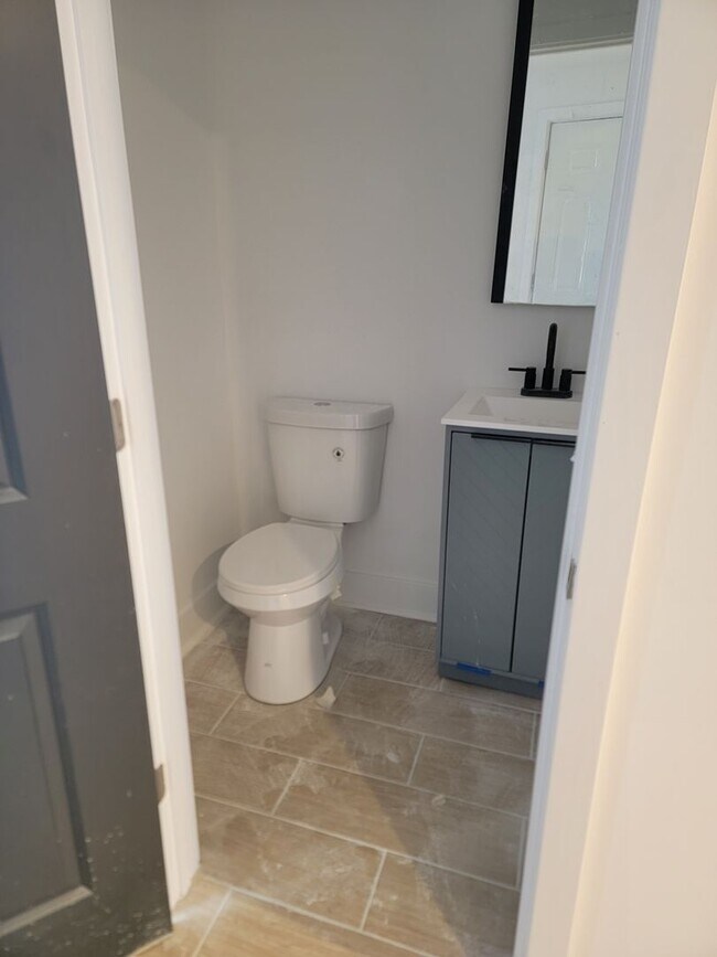 Building Photo - Fully beautiful rehab 4 bed 2.5 bath secti...