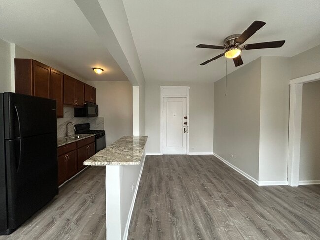 Building Photo - 2715 N Sawyer Ave