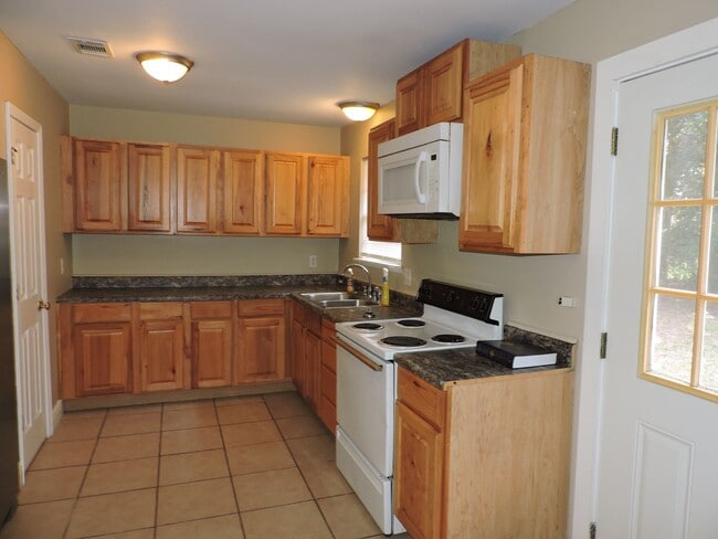 Building Photo - Convenient to NAS and Corry!