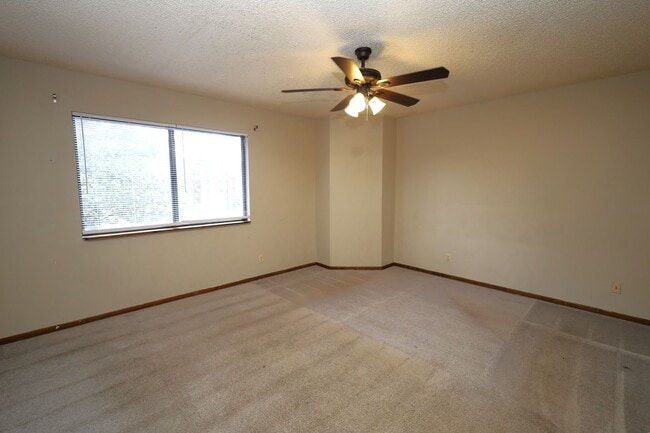 Building Photo - 1307 Baytree Dr