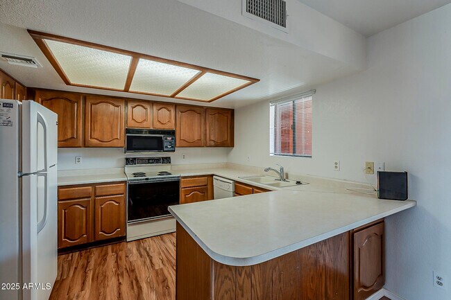 Building Photo - 4303 E Cactus Rd