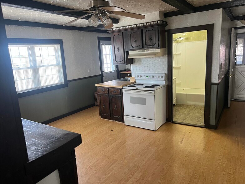 Building Photo - 6 Caroline St