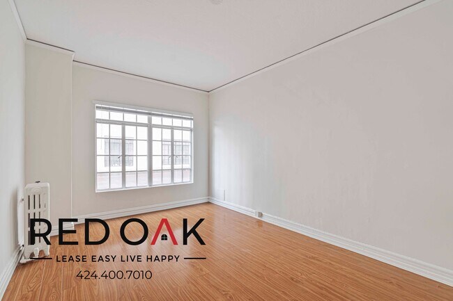 Building Photo - 570 N Rossmore Ave