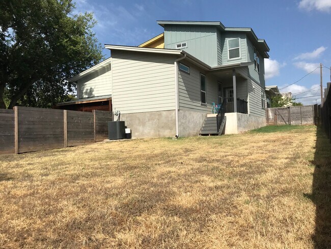 Building Photo - BEAUTIFUL, OPEN TOWNHOUSE CLOSE TO DOWNTOWN