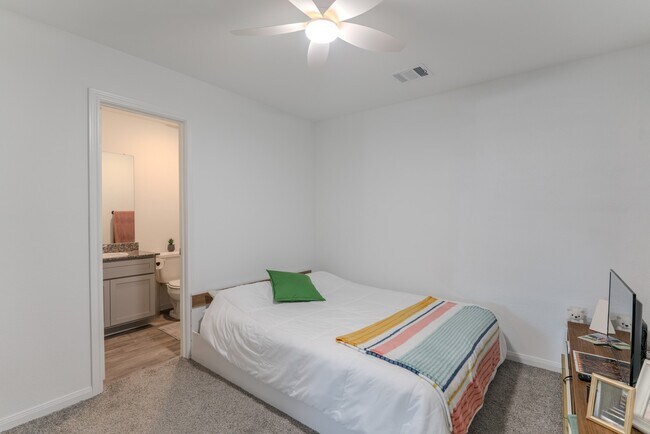 Building Photo - 16755 N Marie Vlg Dr