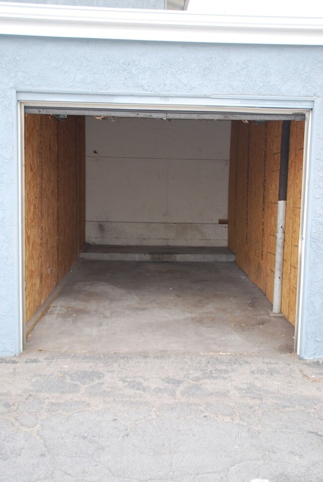 Building Photo - Spacious 2-bedroom 1-bathroom upstairs condo with Balcony/Garage