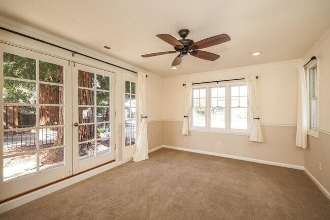 Building Photo - Great home next to Hoover Park