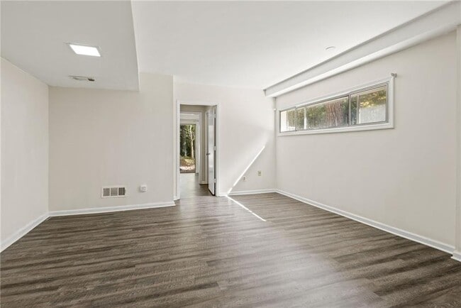 Building Photo - 705 Edgewater Trail