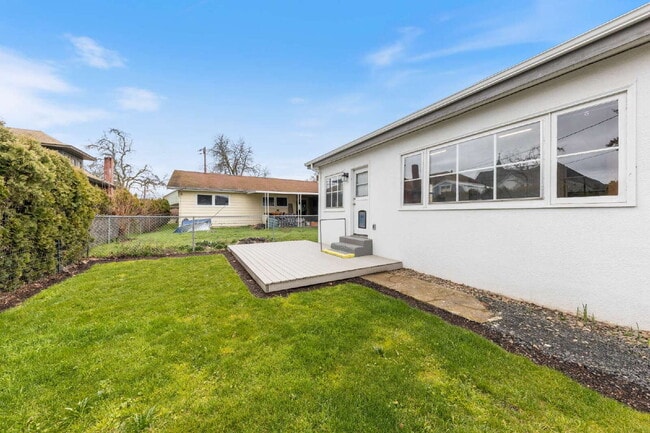 Building Photo - Charming Remodeled Duplex: Pet Friendly!