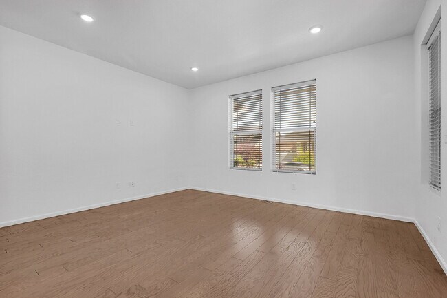 Building Photo - $2,595.00, 3 bed, 2.5 bath Townhouse in Au...