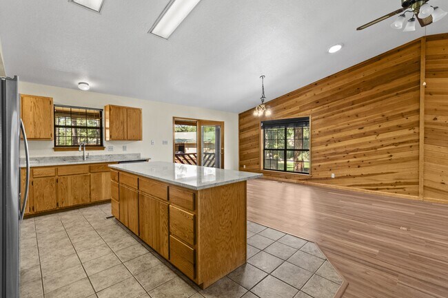 Building Photo - 103 E Miller Ct
