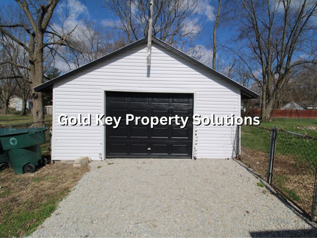 Building Photo - MUNCIE 3 BR 1 BA House with Garage and Covered Porch (SECTION 8 APPROVED)