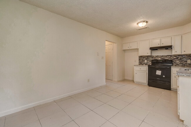 Building Photo - $1,450  3 Bedr/ 1 bath Beautiful Home in D...