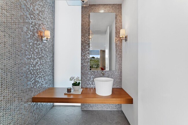 Building Photo - 819 2nd St