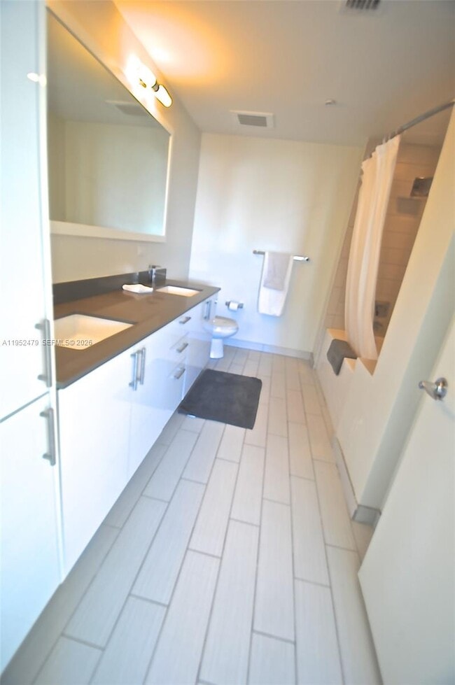 Building Photo - 999 SW 1st Ave