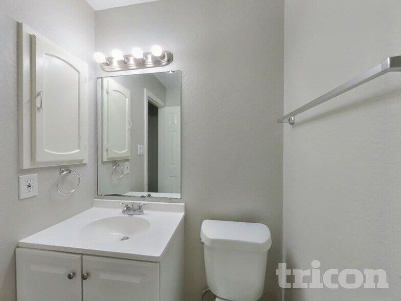 Building Photo - 2214 Townhall Ln