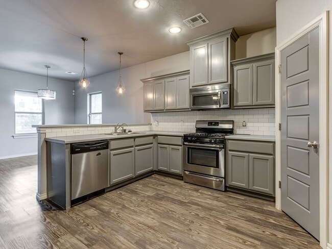 Building Photo - Newer Home + Putnam City Schools + 3 bedrooms