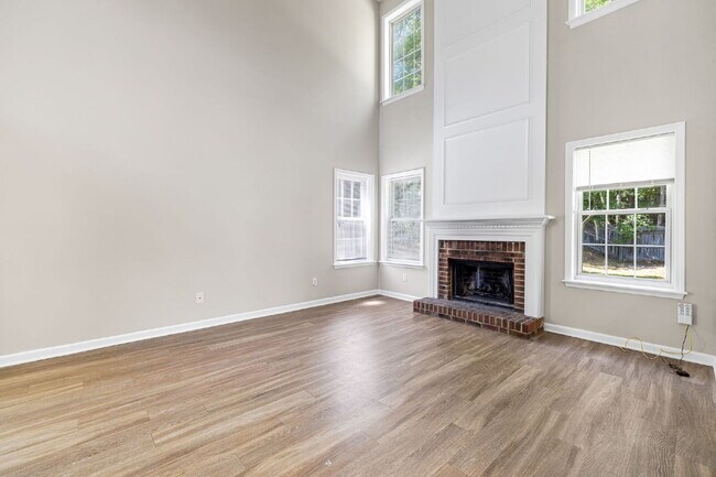 Building Photo - Very quiet and private location in heart of RTP