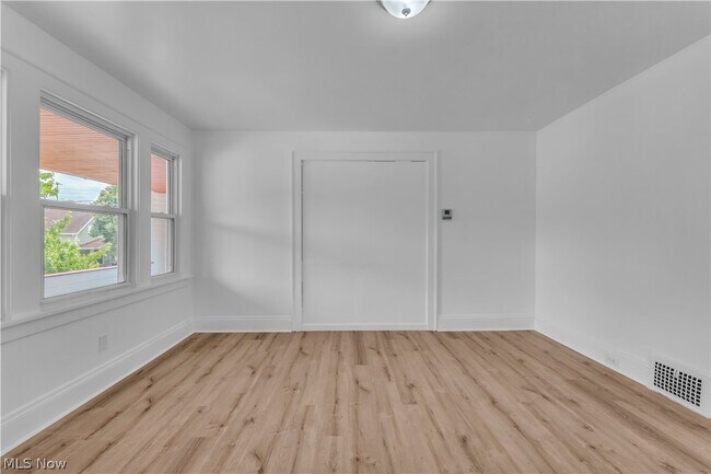 Building Photo - 382 E 161st St
