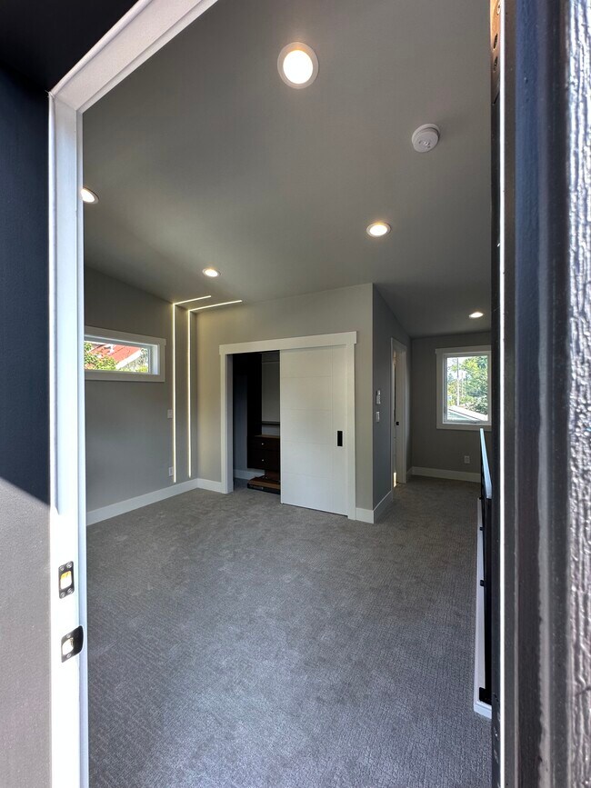 Building Photo - 5509 Brooklyn Ave NE