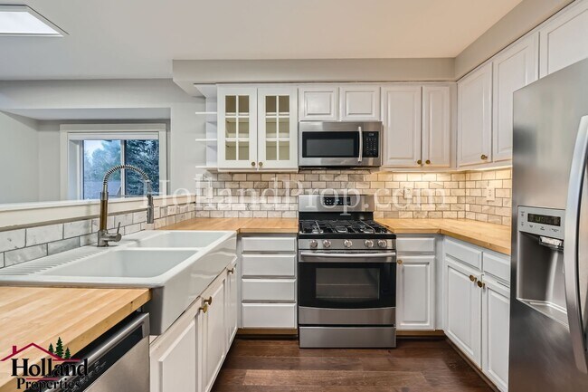 Building Photo - Spacious Home with High Ceilings and Modern Comforts!
