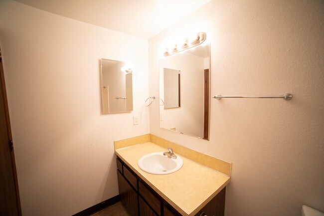 Building Photo - IKEMB02