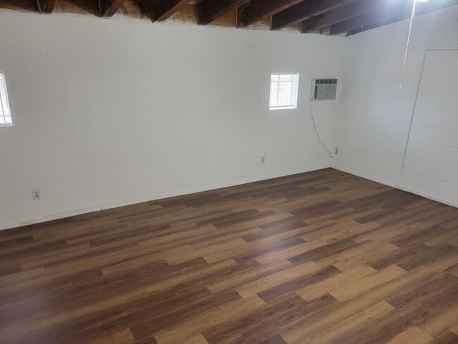 Building Photo - 2 Bed/1Bath and Bonus Room