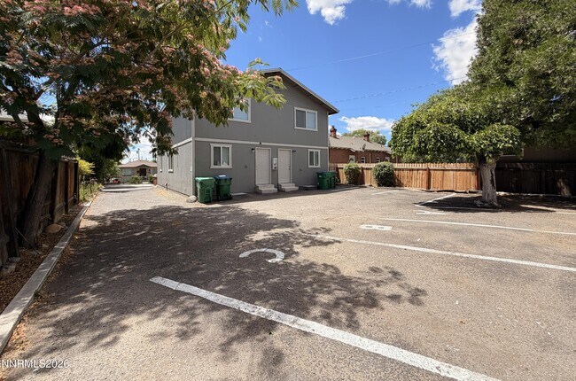 Building Photo - 319 Thoma St