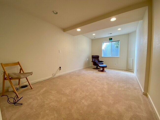 Building Photo - 111 Rowena Pl