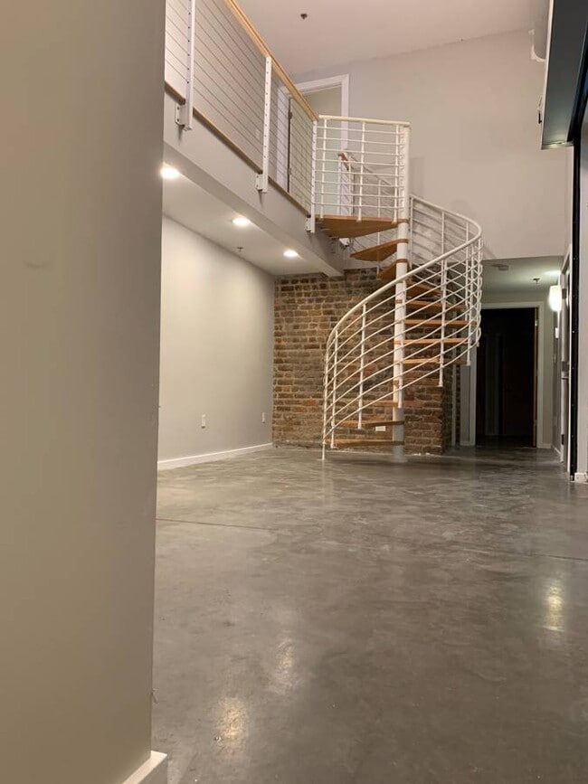 Primary Photo - 16 W Broad St