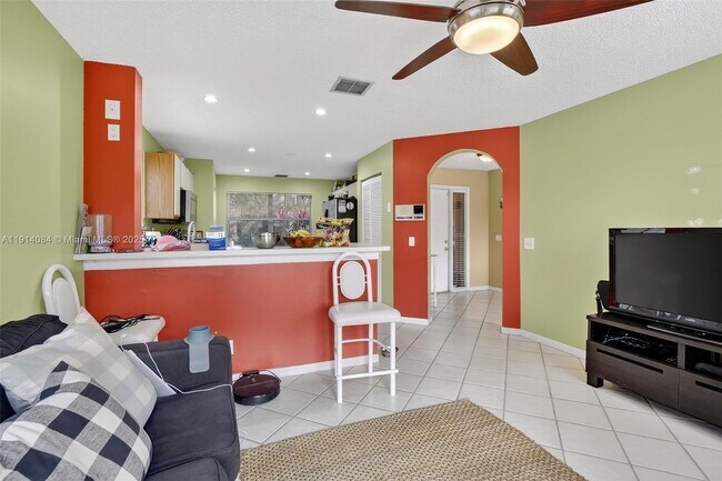 Building Photo - 9481 Oak Grove Cir