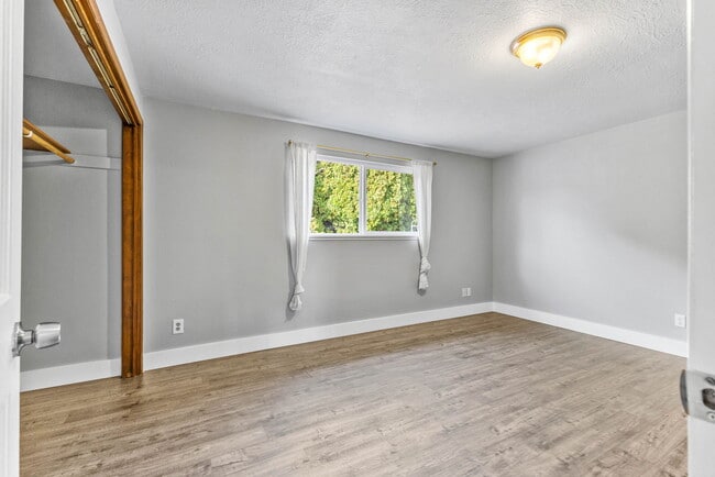 Building Photo - 524 NE Dallas Dr