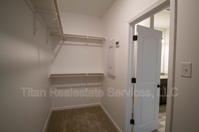 Building Photo - 526 Elwick Dr