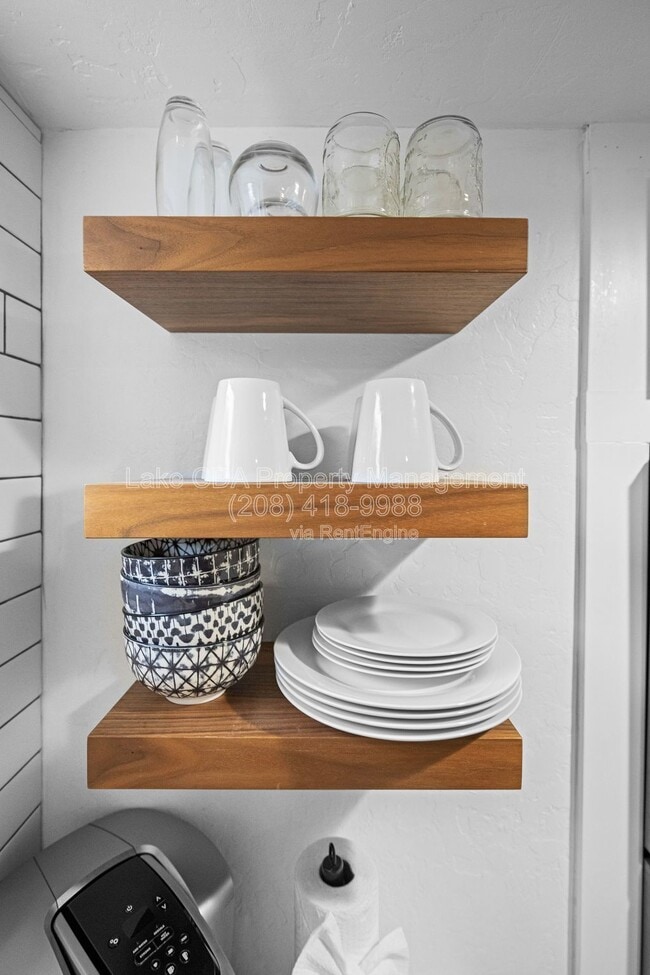 Building Photo - 3870 N Honeysuckle Dr