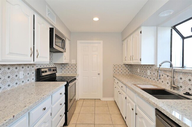 Building Photo - 2600 E San Jose St