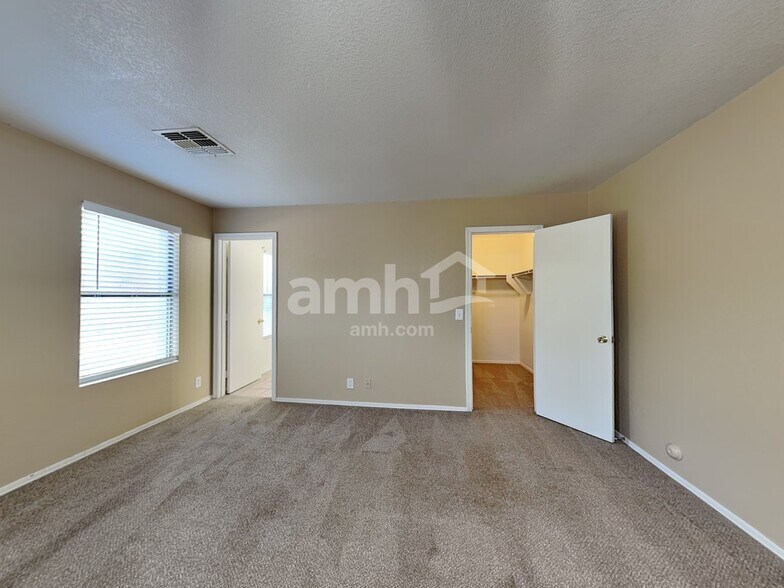 Building Photo - 1425 N Thunderbird Ave