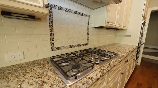 Building Photo - Lovely Heritage Home with Ideal Floorplan