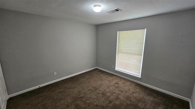 Building Photo - 5502 Chantilly Ln