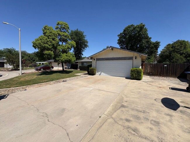 Building Photo - Cozy Home on Spacious Lot with Pool Available Now!