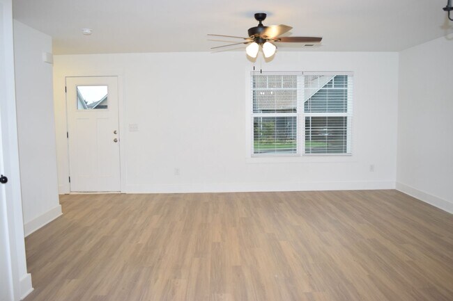 Building Photo - Prime Location! 3BR Townhome with 2.5 Baths