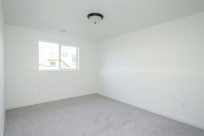 Building Photo - 4 Bed 3 Bath Single Family Home