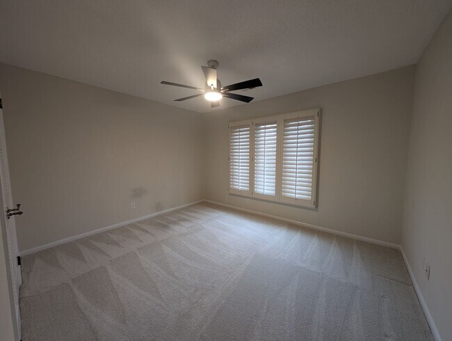 Building Photo - Charming 4 bedroom, 2.5 bath home located in the Raintree Community!